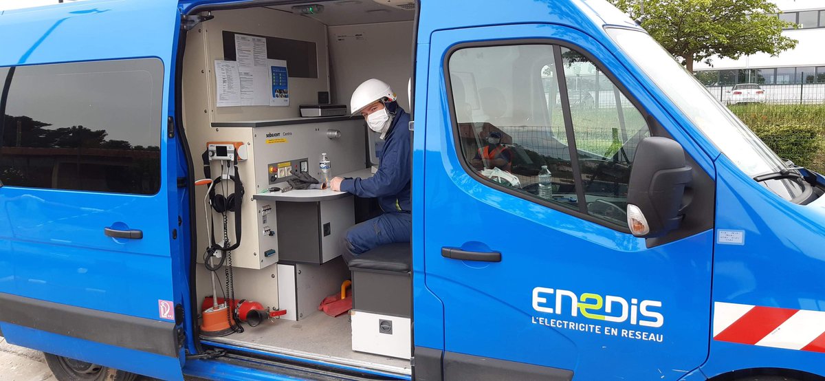 EnedisRegionSud's tweet photo. Youness et Marc, techniciens d'intervention @enedis réparent un câble de 2️⃣0️⃣ 0️⃣0️⃣0️⃣ volts à Marignane ⚡
➡️ Toujours en respectant les gestes barrières ! Merci pour leur mobilisation au service des clients 🙏🏻
#ServicesEssentiels #HerosduQuotidien https://t.co/kaE9HNiljO