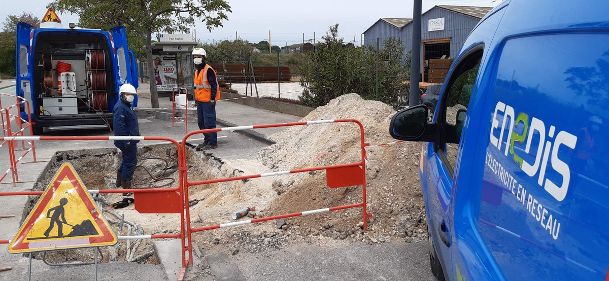 EnedisRegionSud's tweet photo. Youness et Marc, techniciens d'intervention @enedis réparent un câble de 2️⃣0️⃣ 0️⃣0️⃣0️⃣ volts à Marignane ⚡
➡️ Toujours en respectant les gestes barrières ! Merci pour leur mobilisation au service des clients 🙏🏻
#ServicesEssentiels #HerosduQuotidien https://t.co/kaE9HNiljO