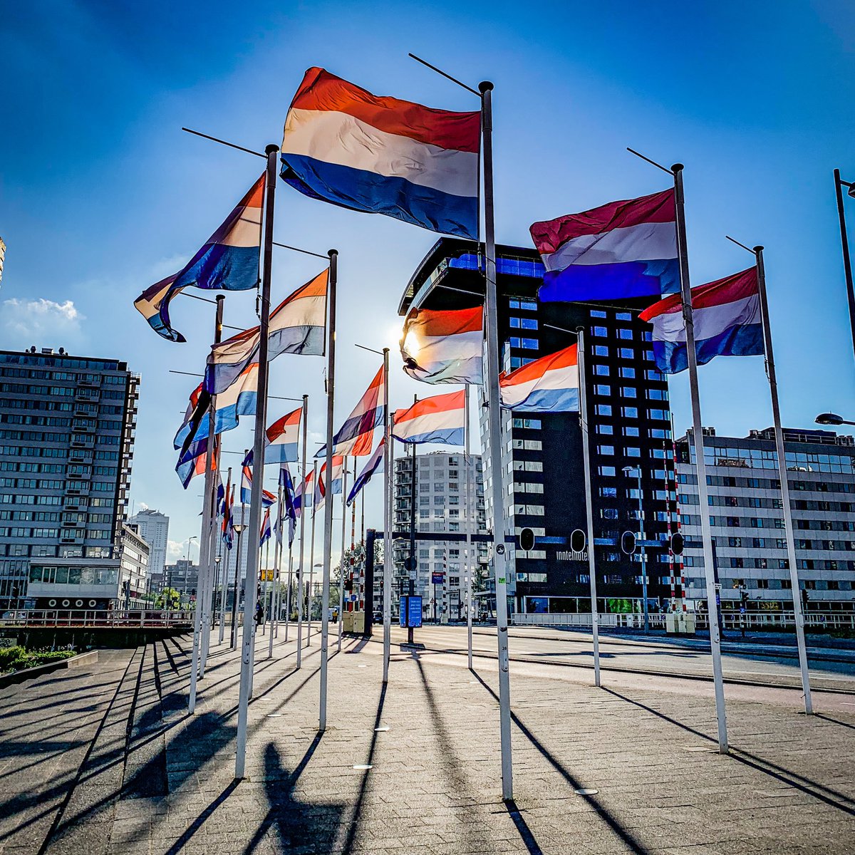 Navien's tweet photo. ☀️📸
#goodvibes #sunnyday🌞 #rotterdamcity #rotterdam #bevrijdingsdag #lockdown #staysafe #dutchflag #vlag #flag #streetphotography #travelphotography #hdrphotography #photographer #holland #thenetherlands #5mei #springisintheair #lentegevoel #lentekriebels #lente #springvibes https://t.co/8JDGgxvVtk
