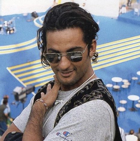 belfiore_ale's tweet image. Fine anni 80•
Accenni di coda? Manca ancora un po’... ma il capello si allunga... 
@Fiorello #capelli #coda #codino