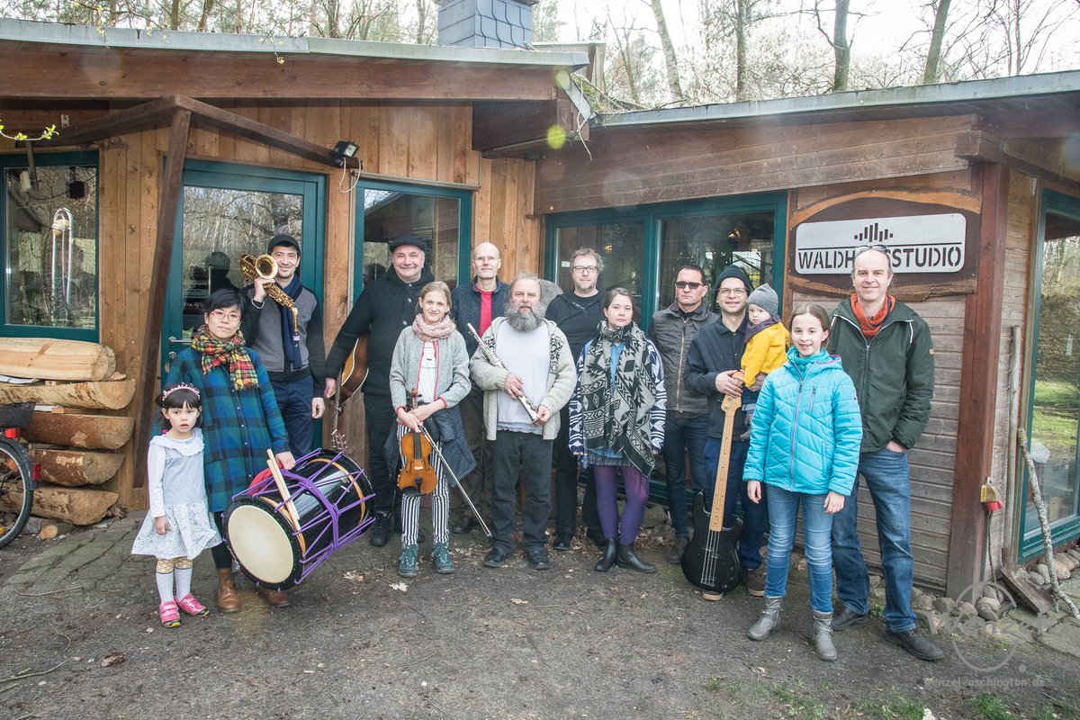 Im #Waldhausstudio von Mohi #Buschendorf – jetzt das Video zum Song #AufDieFarben #AufDieLiebe youtube.com/watch?v=oKpTJo…