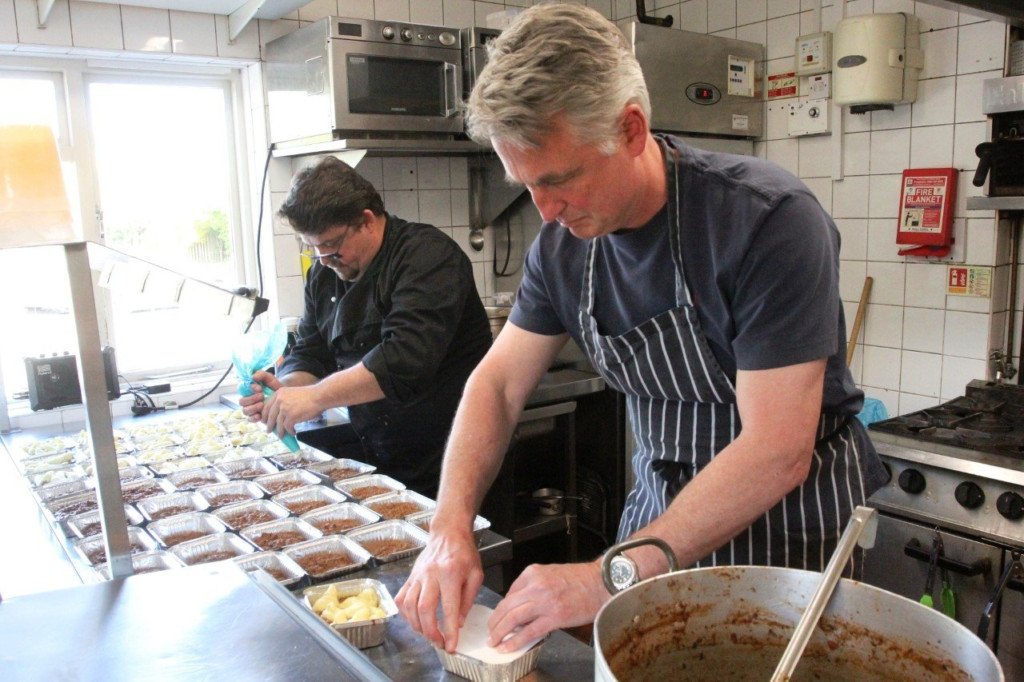 huntspost's tweet photo. Godmanchester pub delivers 100 cottage pies to NHS staff and elderly residents
https://t.co/esArHcL0WG https://t.co/vR9qrT6QeQ