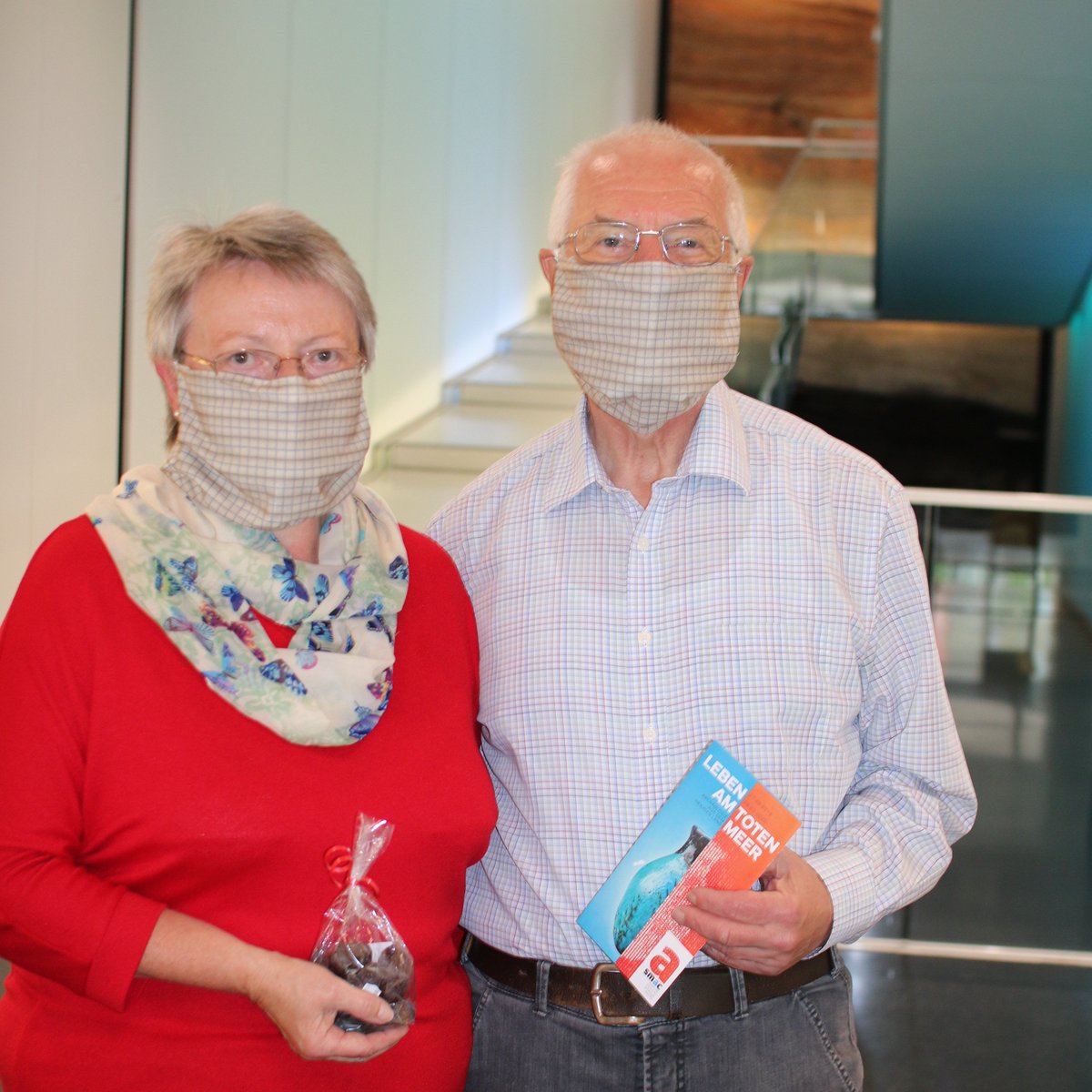 smac_sachsen's tweet photo. Das Ehepaar Uhlmann aus Flöha hat es kaum ausgehalten und stand Punkt 10 Uhr vor unserer Eingangstür, die wir ENDLICH wieder öffnen konnten. Natürlich vorbildlich ausgerüstet mit Mundschutz! Schön, dass Sie da sind!
#yeswereopen #kulturinzeitenvoncorona https://t.co/15y4FfWuhA