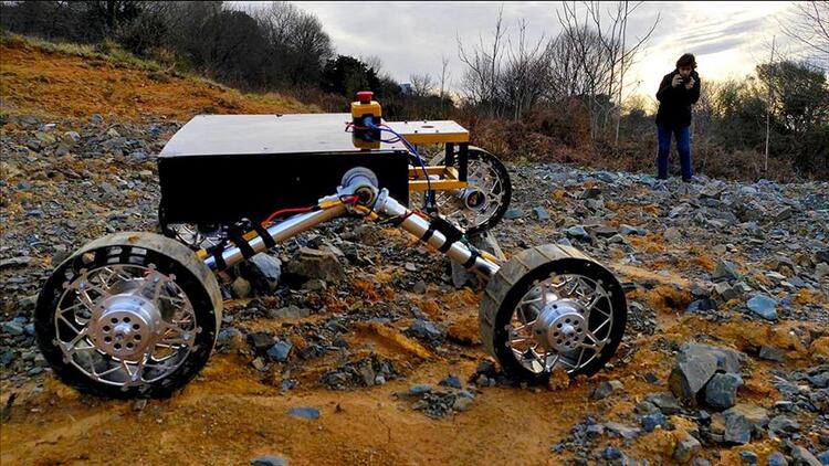 İstanbul Teknik Üniversitesi Rover Takımı, tasarladığı insansız kara aracı ile Mars Society tarafından ABD'de düzenlenen University Rover Challenge yarışmasında 36 takım arasında 3. oldu hry.yt/yLTxp