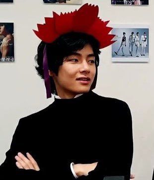 yeontazn's tweet photo. juntos eles formam a estátua da liberdade https://t.co/gdM2pClA2I