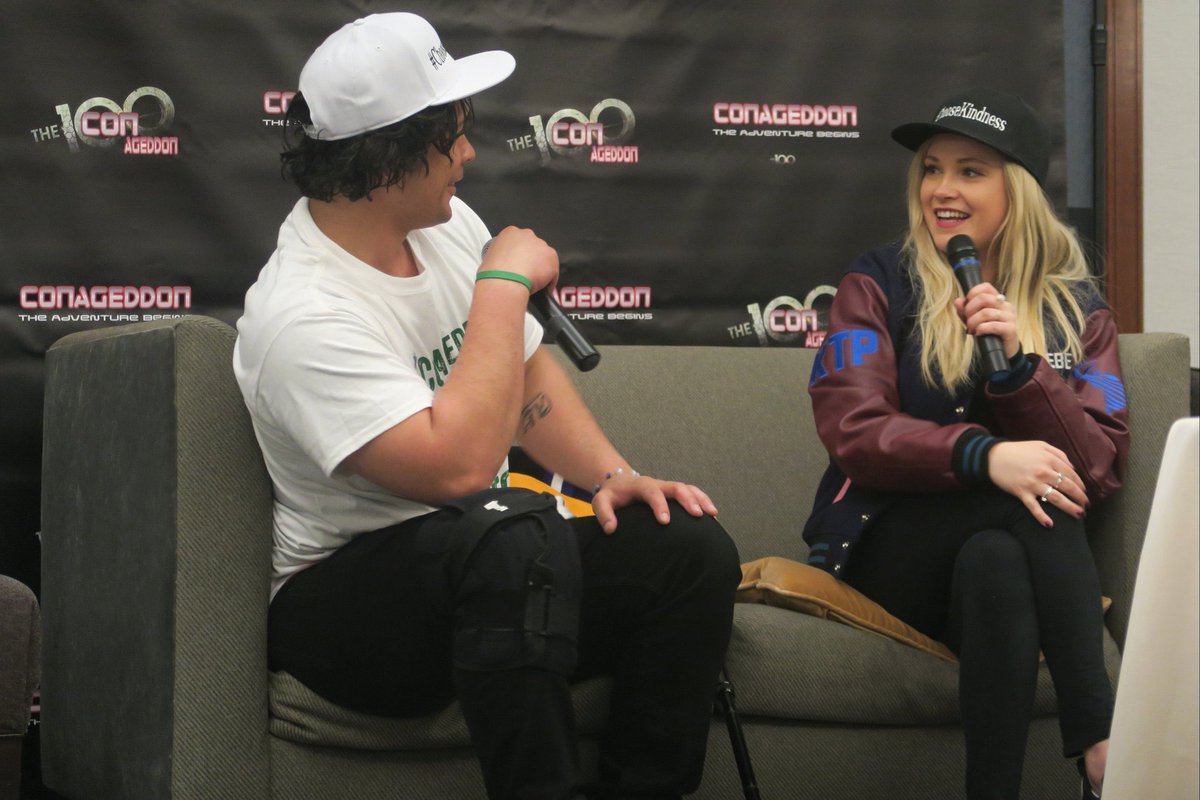 SpainBellarke's tweet photo. #FOTO Nuevas fotos de Bob y Eliza durante su panel en #Conageddon2 (via @imwithbellamy) #Beliza #The100 #3 https://t.co/LPqLmGQ2aE