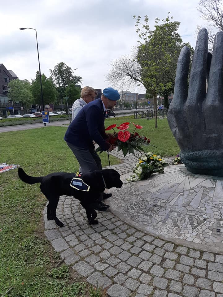 SVON_NL's tweet photo. Vandaag vieren we #75jaarvrijheid, gisteren herdachten we. Twee van onze vrijwilligers/bestuursleden legden met hun partners, het thuisfront, bloemen in Doetinchem en Gaanderen https://t.co/AtzFCWdGeF