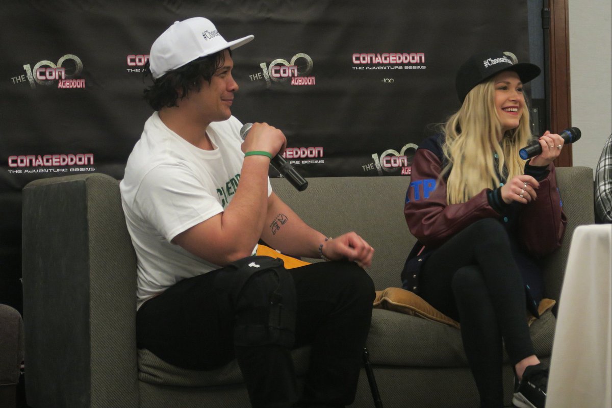 SpainBellarke's tweet photo. #FOTO Nuevas fotos de Bob y Eliza durante su panel en #Conageddon2 (via @imwithbellamy) #Beliza #The100 #3 https://t.co/LPqLmGQ2aE