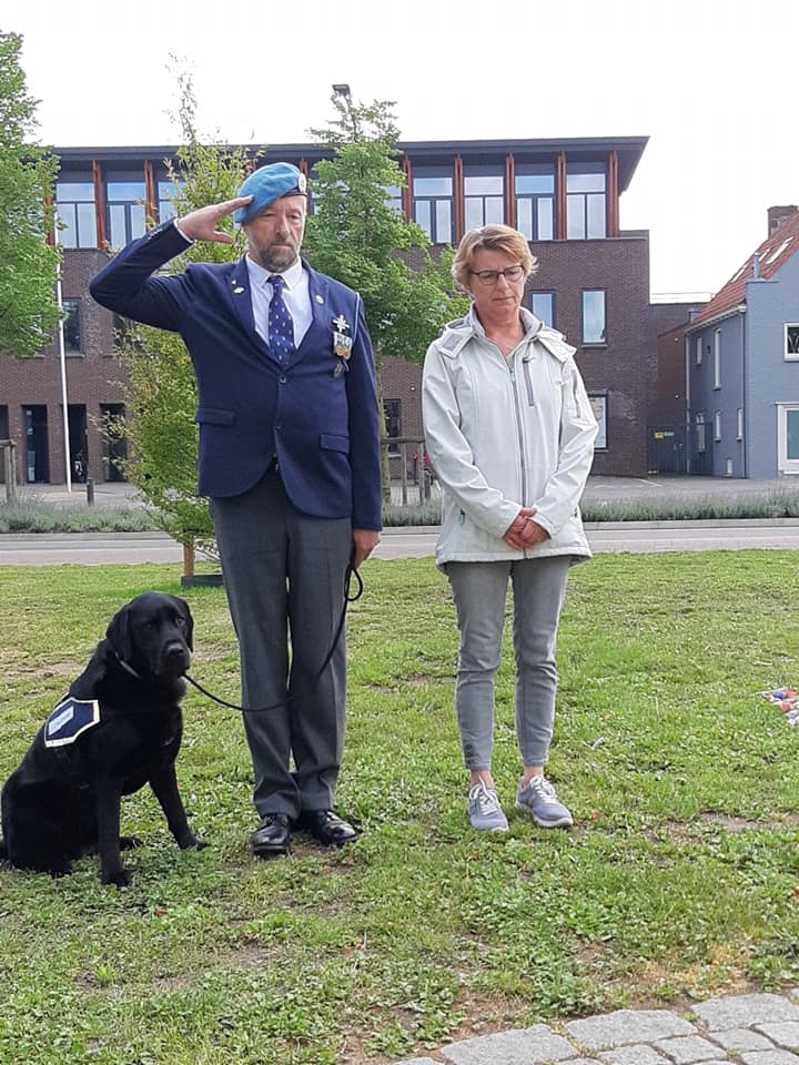 SVON_NL's tweet photo. Vandaag vieren we #75jaarvrijheid, gisteren herdachten we. Twee van onze vrijwilligers/bestuursleden legden met hun partners, het thuisfront, bloemen in Doetinchem en Gaanderen https://t.co/AtzFCWdGeF