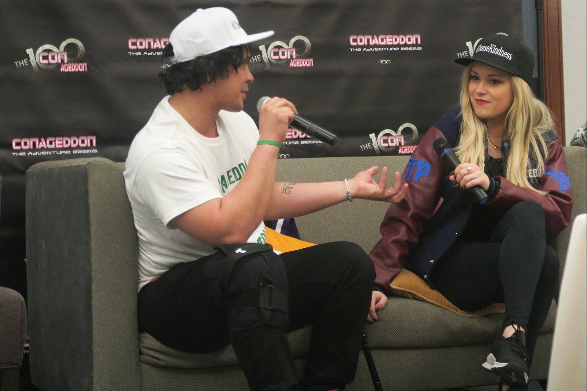 SpainBellarke's tweet photo. #FOTO Nuevas fotos de Bob y Eliza durante su panel en #Conageddon2 (via @imwithbellamy) #Beliza #The100 #4 https://t.co/MqGCOMhYH1