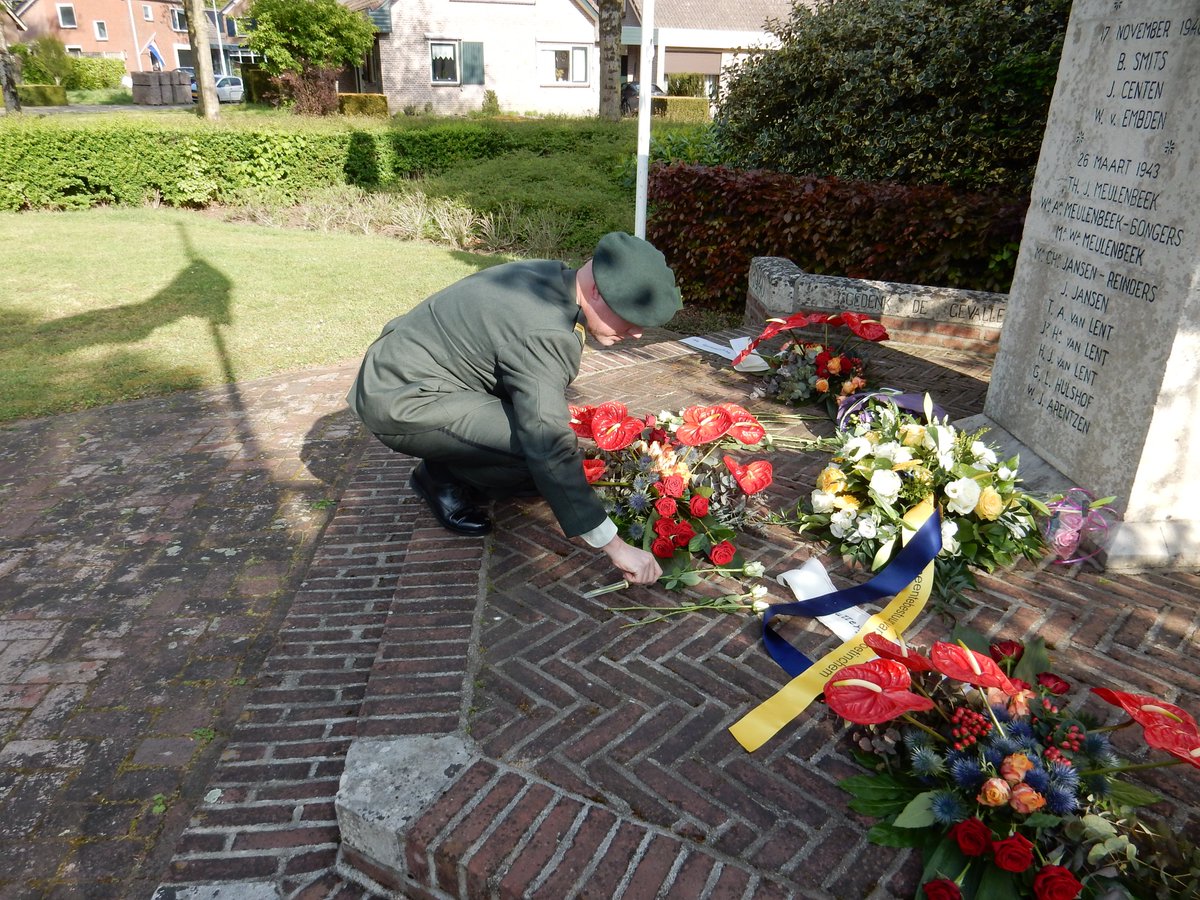 SVON_NL's tweet photo. Vandaag vieren we #75jaarvrijheid, gisteren herdachten we. Twee van onze vrijwilligers/bestuursleden legden met hun partners, het thuisfront, bloemen in Doetinchem en Gaanderen https://t.co/AtzFCWdGeF