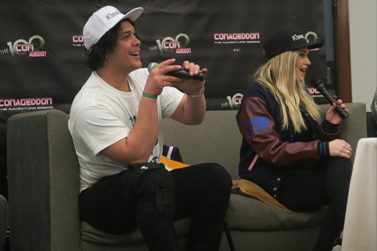 SpainBellarke's tweet photo. #FOTO Nuevas fotos de Bob y Eliza durante su panel en #Conageddon2 (via @imwithbellamy) #Beliza #The100 #4 https://t.co/MqGCOMhYH1