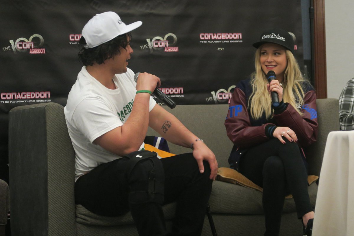 SpainBellarke's tweet photo. #FOTO Nuevas fotos de Bob y Eliza durante su panel en #Conageddon2 (via @imwithbellamy) #Beliza #The100 #4 https://t.co/MqGCOMhYH1
