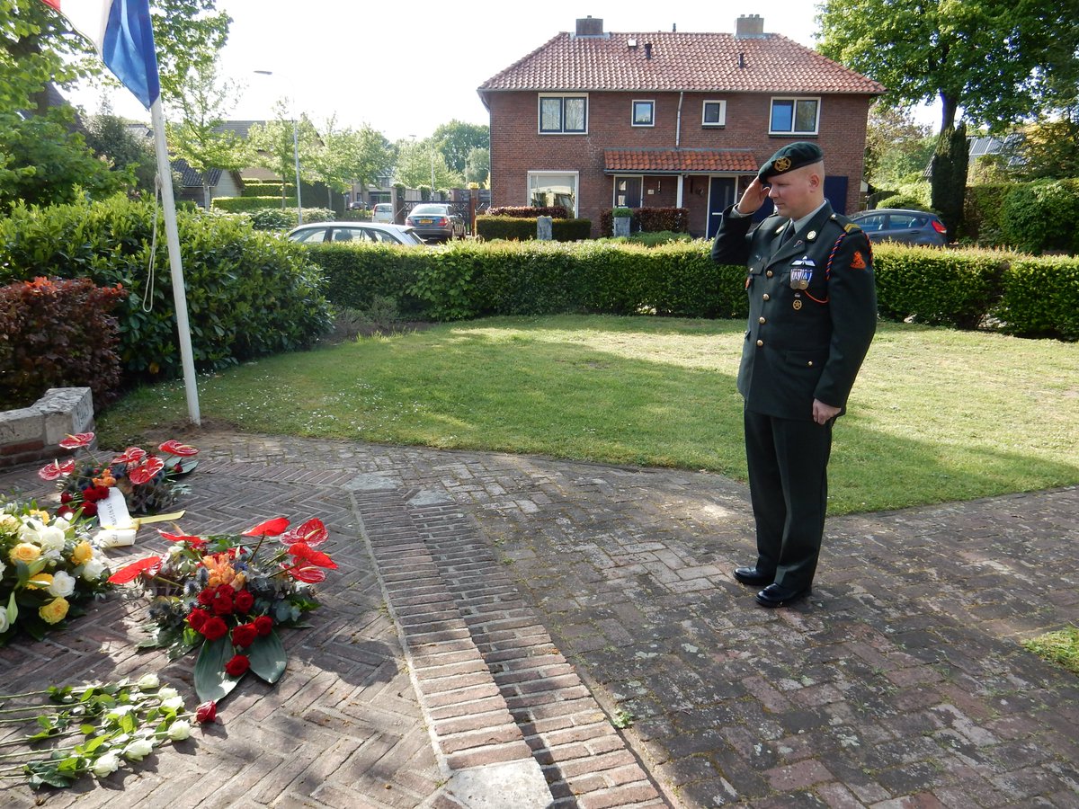 Vandaag vieren we #75jaarvrijheid, gisteren herdachten we. Twee van onze vrijwilligers/bestuursleden legden met hun partners, het thuisfront, bloemen in Doetinchem en Gaanderen
