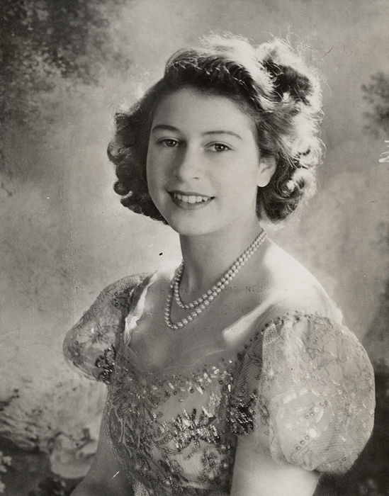 JaneDismore's tweet photo. It's known Princess Eliz was allowed out on #VEDay but George VI also let her go to a party 2 weeks earlier when court in mourning for Roosevelt. The King's Sec. said her gr'father wd not have been so lenient! More: #PRINCESS @ThistleBooks #RoyalFamily #VEDay75 pic. Cecil Beaton https://t.co/oWUPDg1ibw