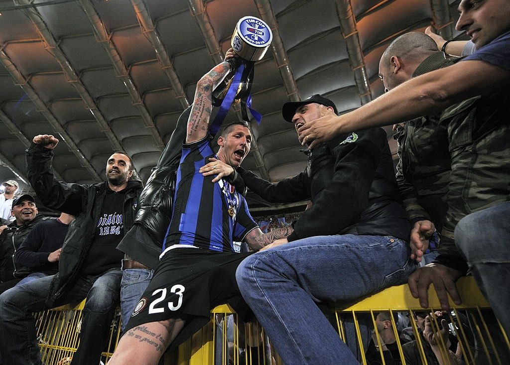 iomatrix23's tweet photo. E a chi ha già attaccato il disco del 5 maggio 2002 ricordo solo il 5 maggio 2010: l’alba del nostro Triplete, la notte che non è ancora finita del vostro peggiore incubo... 5/5/2010 • 🏆🇮🇹 #RomaInter #CoppaItalia #2010 #Triplete @Inter 🖤💙 https://t.co/lPqVFCmH9U