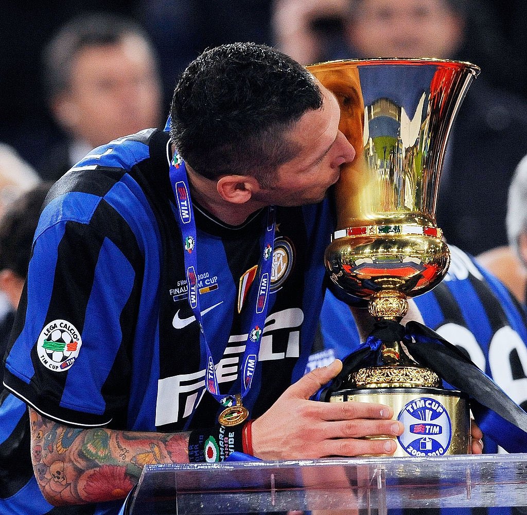 iomatrix23's tweet photo. E a chi ha già attaccato il disco del 5 maggio 2002 ricordo solo il 5 maggio 2010: l’alba del nostro Triplete, la notte che non è ancora finita del vostro peggiore incubo... 5/5/2010 • 🏆🇮🇹 #RomaInter #CoppaItalia #2010 #Triplete @Inter 🖤💙 https://t.co/lPqVFCmH9U