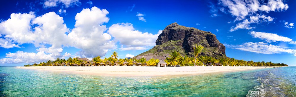 um24_pl's tweet photo. Mauritius - mały raj gdzieś na środku Oceanu Indyjskiego! Niebiańskie plaże, turkusowa woda, idealna pogoda. Mieszkańcy wyspy są niesamowicie serdecznie nastawieni. 🌴🌊⠀

#podroze #podróże #podrozniczka #podróżnik #biuropodróży #um24pl #mauritius #madagaskar #wakacje https://t.co/WkdNyY2iIN