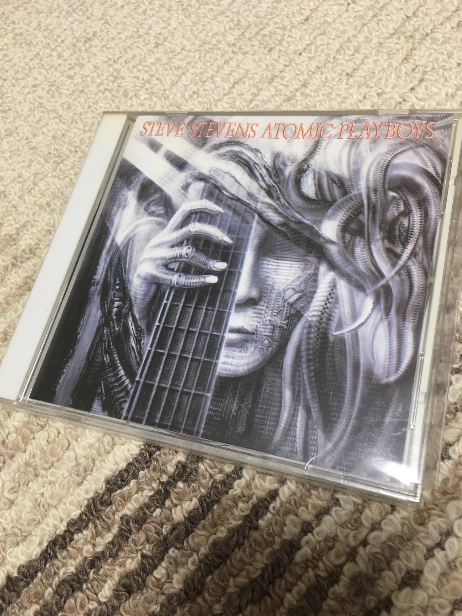 I\m taking a coffee break, listening to Steve Stevens.
Happy birthday, Stevens 
