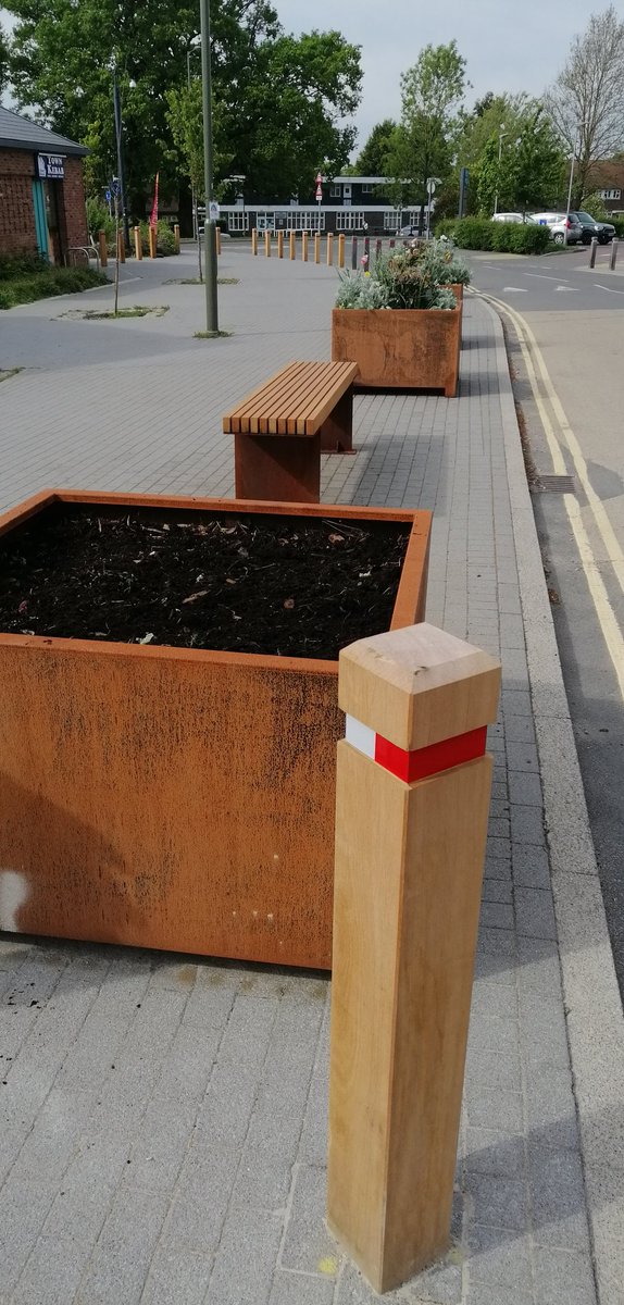 Getting the Portland Drive planters ready for their Summer bedding plants. Hopefully be a nice splash of colour when we're allowed back out! <a href="/MersthamFriends/">Friends of Merstham</a> <a href="/MersthamHub/">Merstham Hub-MCFT</a> <a href="/RavenHT/">Raven Housing Trust</a>