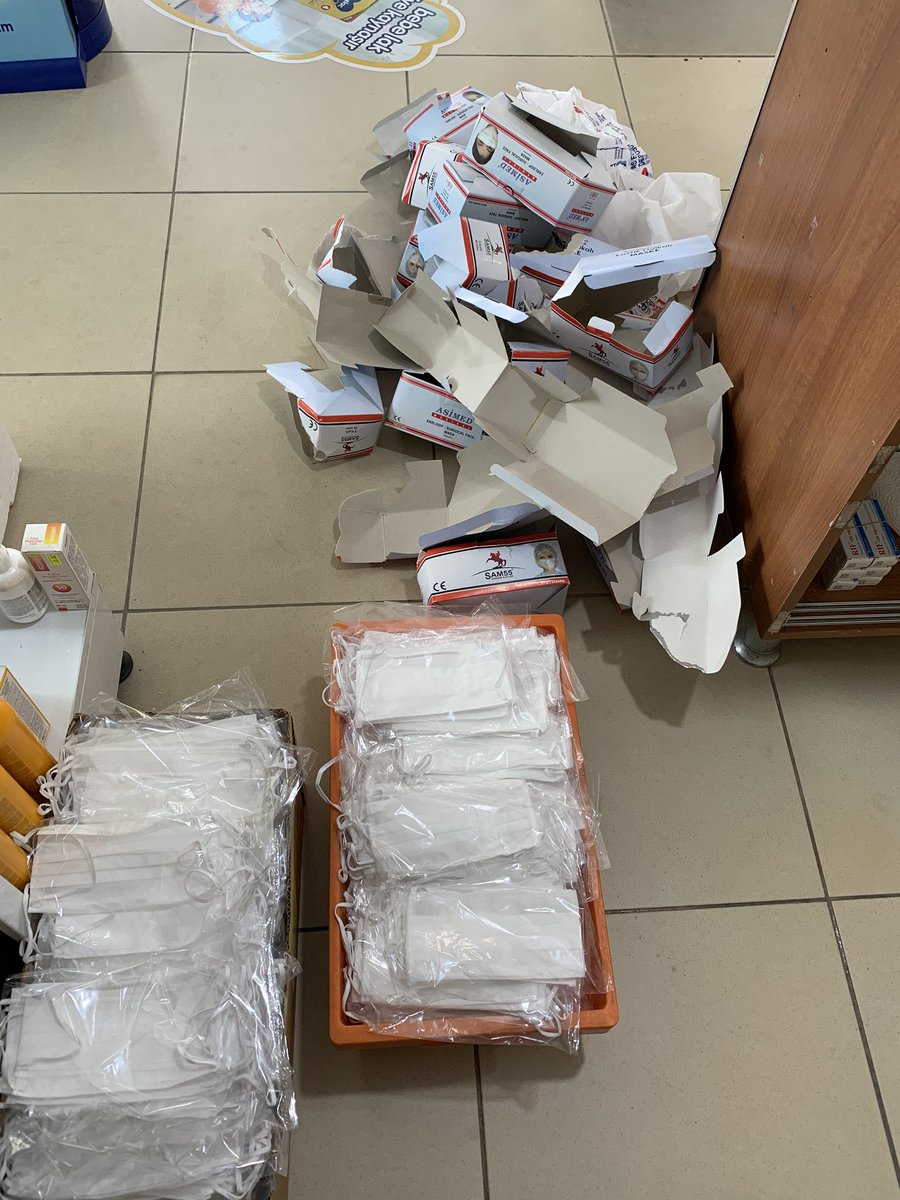 Laf ettiğiniz eczacılar her gün bu maskeleri beşerli paketlere ayırıp poşetliyor, sisteme işleyerek hakkınız varsa teslim ediyor size, halk sağlığı adına.. Eczacıların bu işten kuruş menfaati yok. Azıcık vicdanınız olsun bize saldırmadan önce. Lütfen...