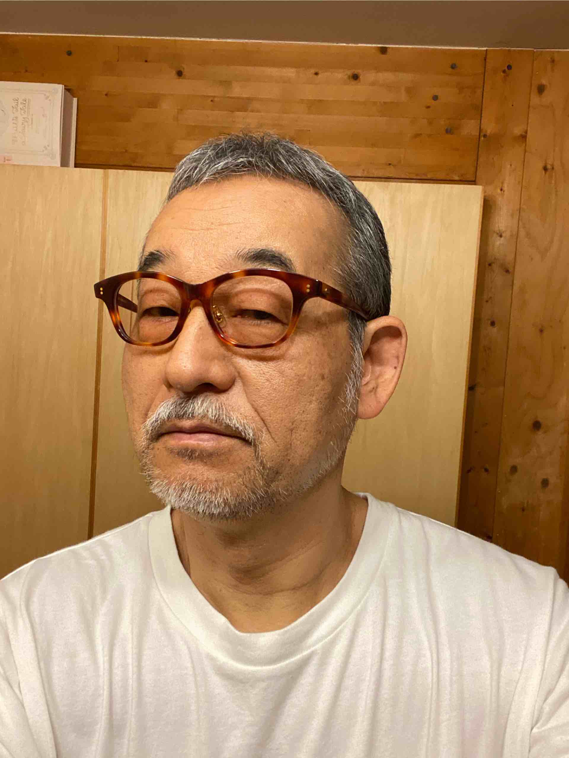 いしかわじゅん さすがに髭がうっとおしくて 限界を迎えたので ちょっと整えてみた 頬 を剃って 顎髭も短く刈り込んで 面積を狭くしてみた 白い毛と黒い毛があるんだけど 写真だと白い毛しか見えないな しばらくこれでいってみるか でもこれ 整える