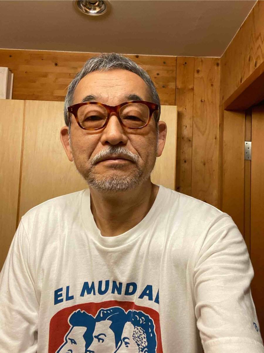 いしかわじゅん さすがに髭がうっとおしくて 限界を迎えたので ちょっと整えてみた 頬を剃って 顎 髭も短く刈り込んで 面積を狭くしてみた 白い毛と黒い毛があるんだけど 写真だと白い毛しか見えないな しばらくこれでいってみるか でもこれ 整える