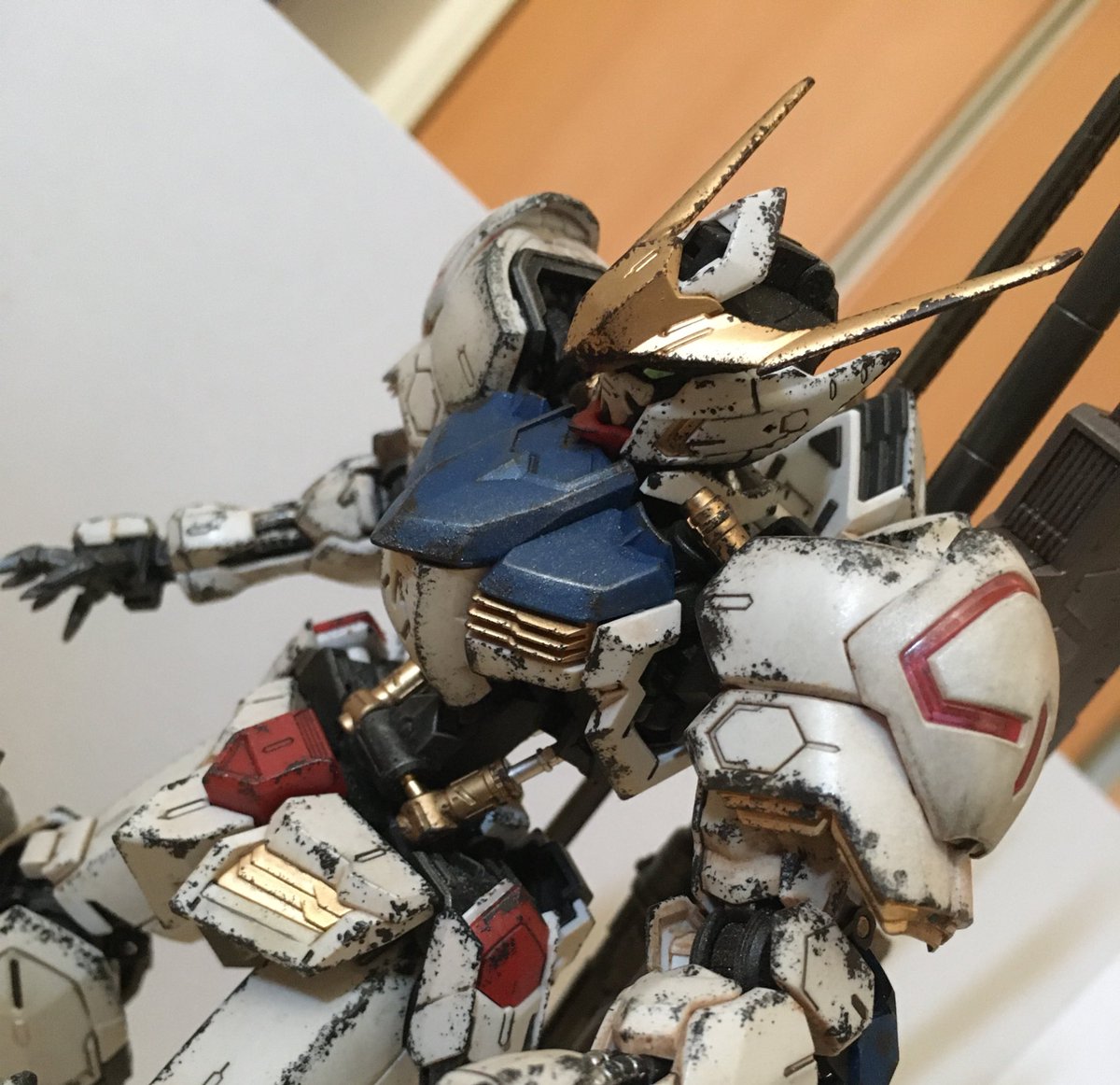 Daisuke على تويتر Mgバルバトスに対して 初ウェザリングしてみました 初心者ながら綺麗に汚せて満足です ウェザリング楽しい ガンプラ みんなでガンプラ