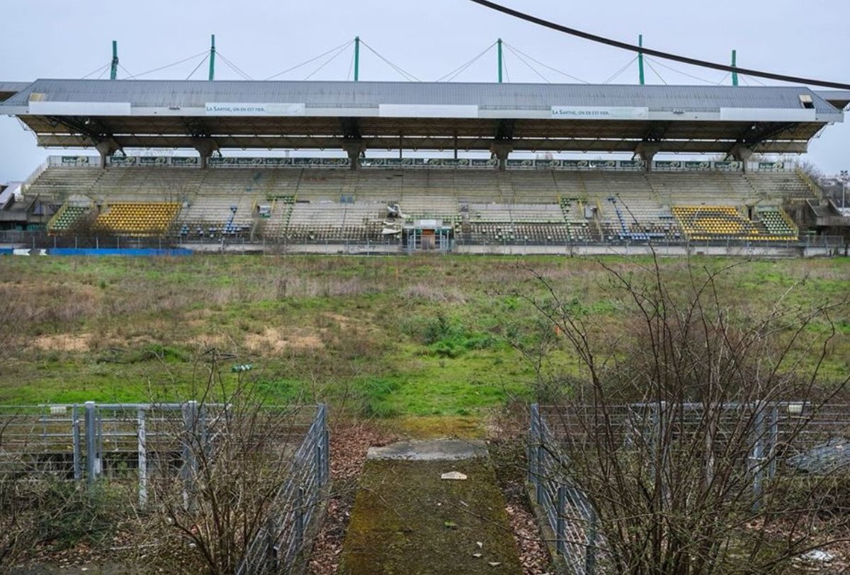 Clapping tweet media