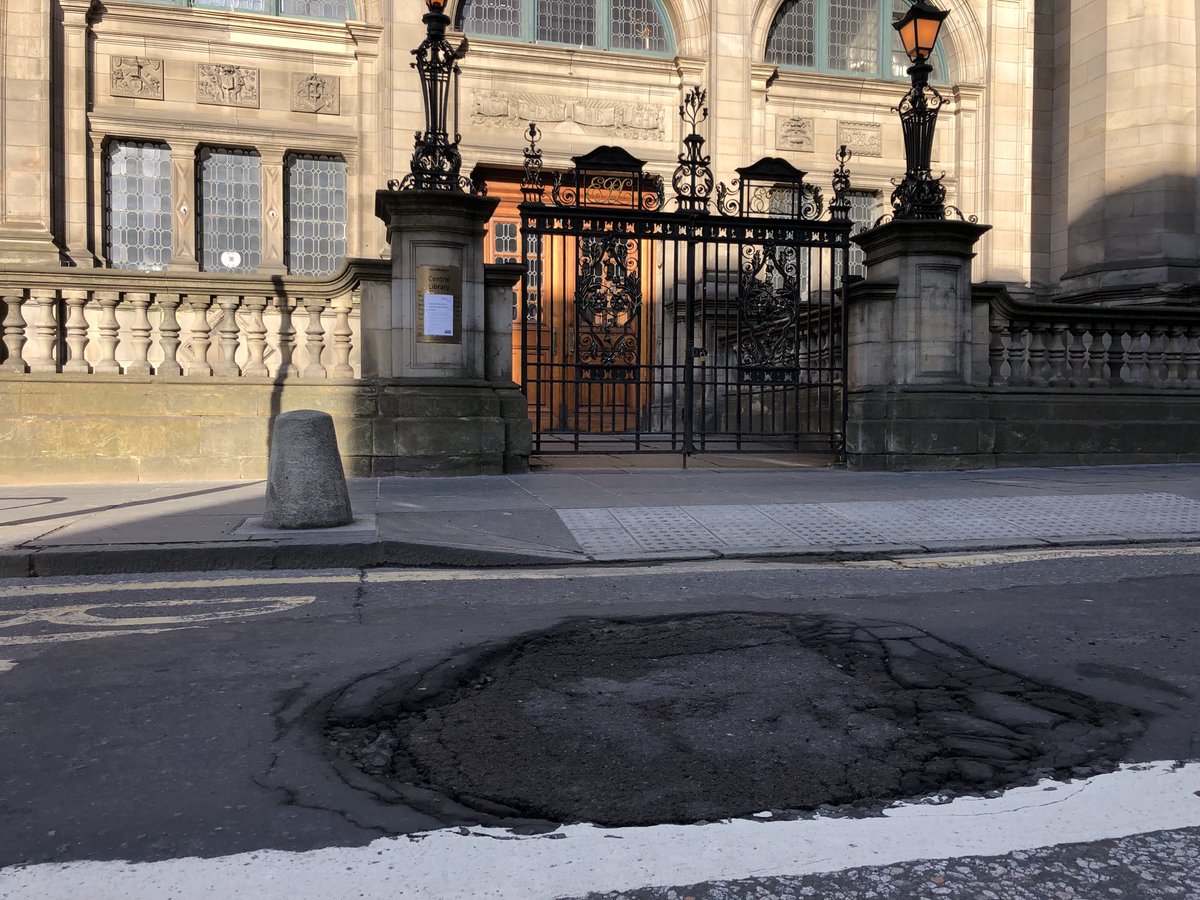 EdinOldTownCC's tweet photo. Good morning from outside ⁦⁦@edcentrallib⁩ on #GeorgeIVBridge #Edinburgh. ⁦ Time to #Repair #Potholes @edinhelp⁩ ⁦@LivingStreetsEd⁩ https://t.co/TRNoN4te4Q