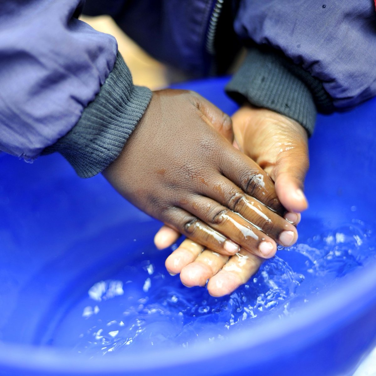 SiemensStiftung's tweet photo. Today is #HandHygieneDay! Good hand hygiene is crucial to prevent the spread of diseases. 
In cooperation with our partner @_KWAHO + local communities in East Africa, we are promoting hygiene + safe water. 
Read more 👉https://t.co/bSvp1TPFBv
#WashYourHands https://t.co/thuwRk823Z