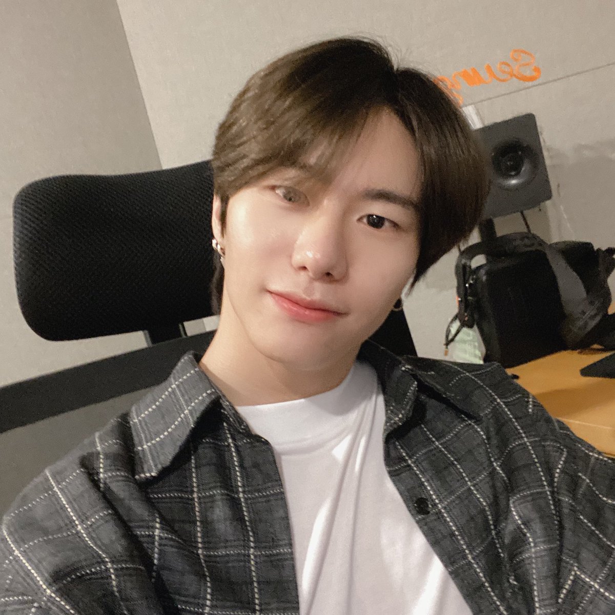 NewWorld_VICTON's tweet photo. [#승식 ]어린이날 기념 사진이에용!!하핳 이아이는 커서 이렇게 성장했답니다^^ 그리구 오늘밤 이불킥 💙8시30분💛인거 아시죵?!이따 봐요!!!👍👍 https://t.co/evPesEFygv