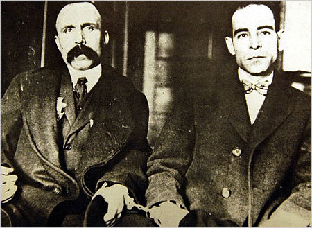 Gaur 100 urte atxilotu zituzten Sacco eta Vanzetti italiar jatorriko anarkistak. 1927ko abuztuaren 23an exekutatu zituzten.
eu.wikipedia.org/wiki/Sacco_eta…
