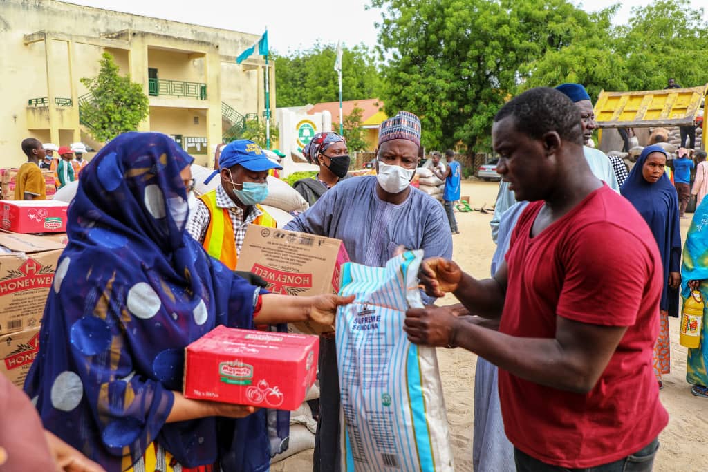 Lockdown: @ProfZulum's relief committee delivers food to 4,000 residents of Mafoni and Bulabulin.. https://t.co/RA3bfNLtwO https://t.co/azLO0b74sZ