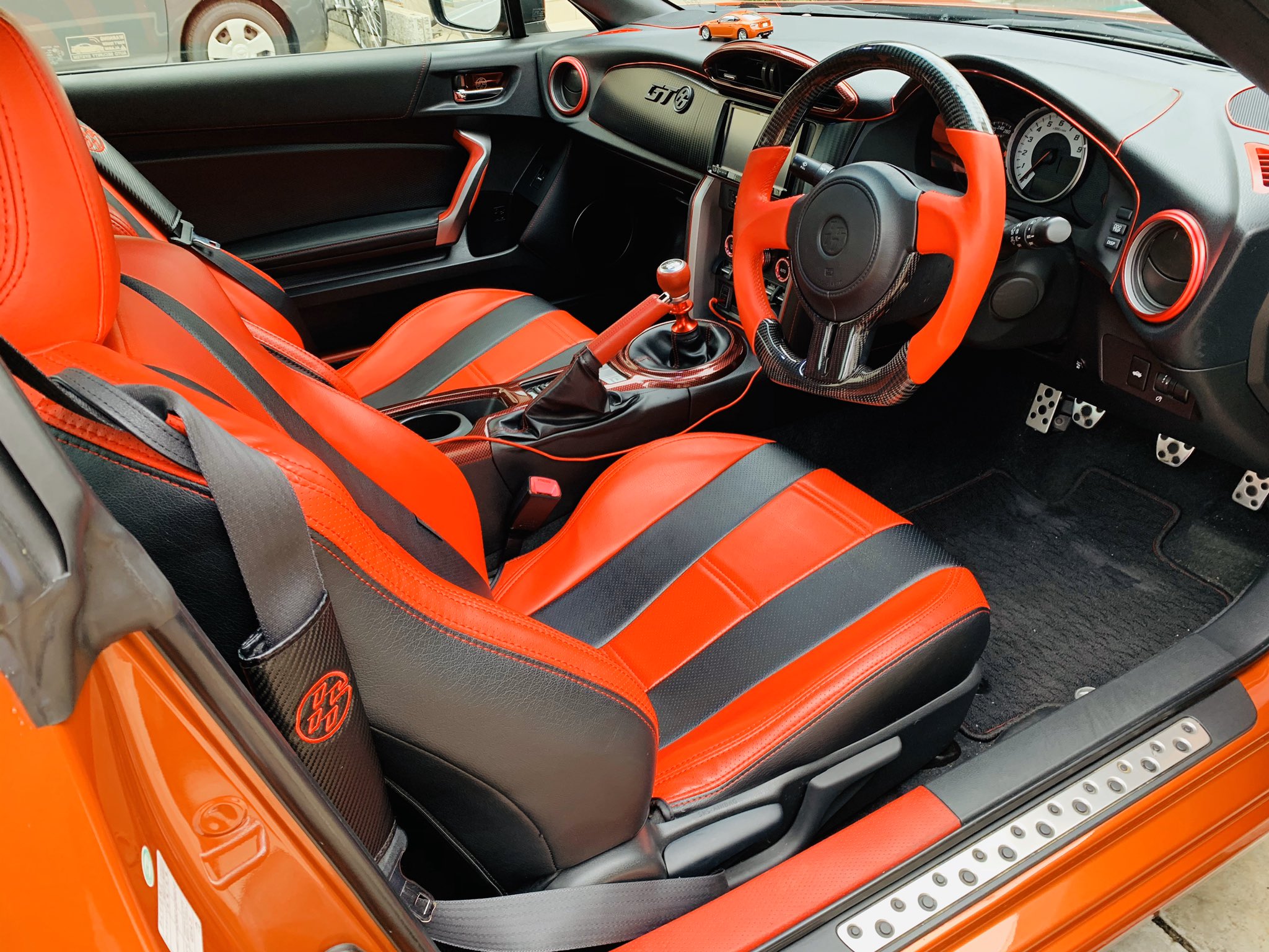 刃 走行60km H超えたあたりから カタカタ と異音が鳴り W やっと発信源が発覚www トミカの4倍くらいのミニカーでした タイヤに消音パッドをつけていたのに シャシーのネジが緩んで本体が軋んでいた様子 トヨタ86 Brz サイオンfrs