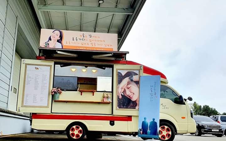 kdramascoop's tweet photo. Lee Dong Wook and Gong Yoo sent Kim Go Eun a coffee truck to show support on her new drama! 🥺❣️
#GoblinsBride https://t.co/Hs0RQ0hoF7