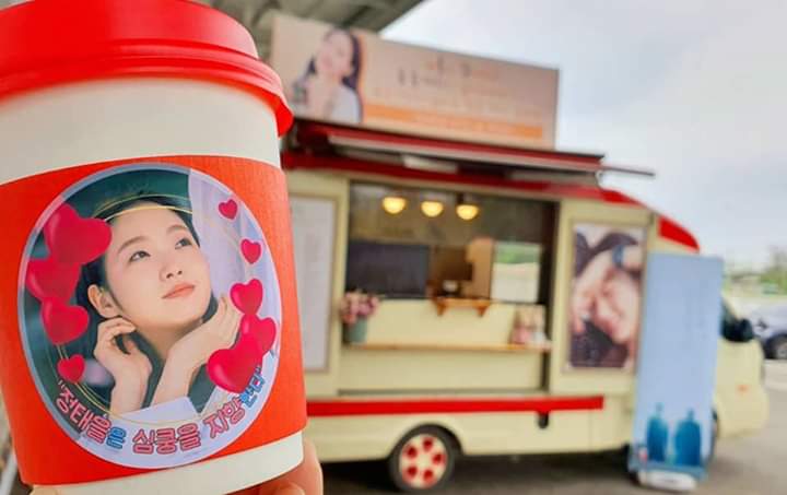 kdramascoop's tweet photo. Lee Dong Wook and Gong Yoo sent Kim Go Eun a coffee truck to show support on her new drama! 🥺❣️
#GoblinsBride https://t.co/Hs0RQ0hoF7