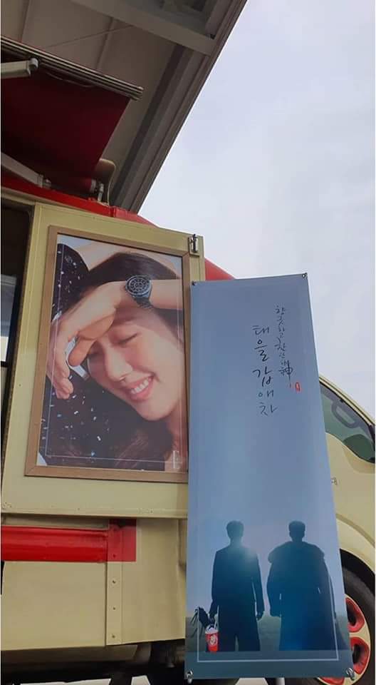 kdramascoop's tweet photo. Lee Dong Wook and Gong Yoo sent Kim Go Eun a coffee truck to show support on her new drama! 🥺❣️
#GoblinsBride https://t.co/Hs0RQ0hoF7
