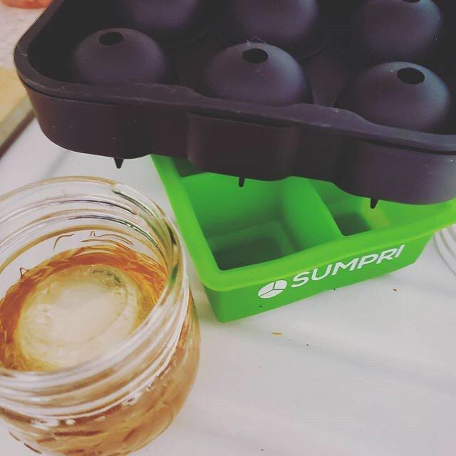 sumpristyle's tweet photo. Keeping things chill ๐๐๐ itโs Easy to pop out of their molds!#sumpri #sphereicemold #iceballmaker #iceball #icesphere #icecube #largeicecubetray #whiskey #largeroundspheres https://t.co/w6ke5El3G0 https://t.co/AT2jclUiOt
