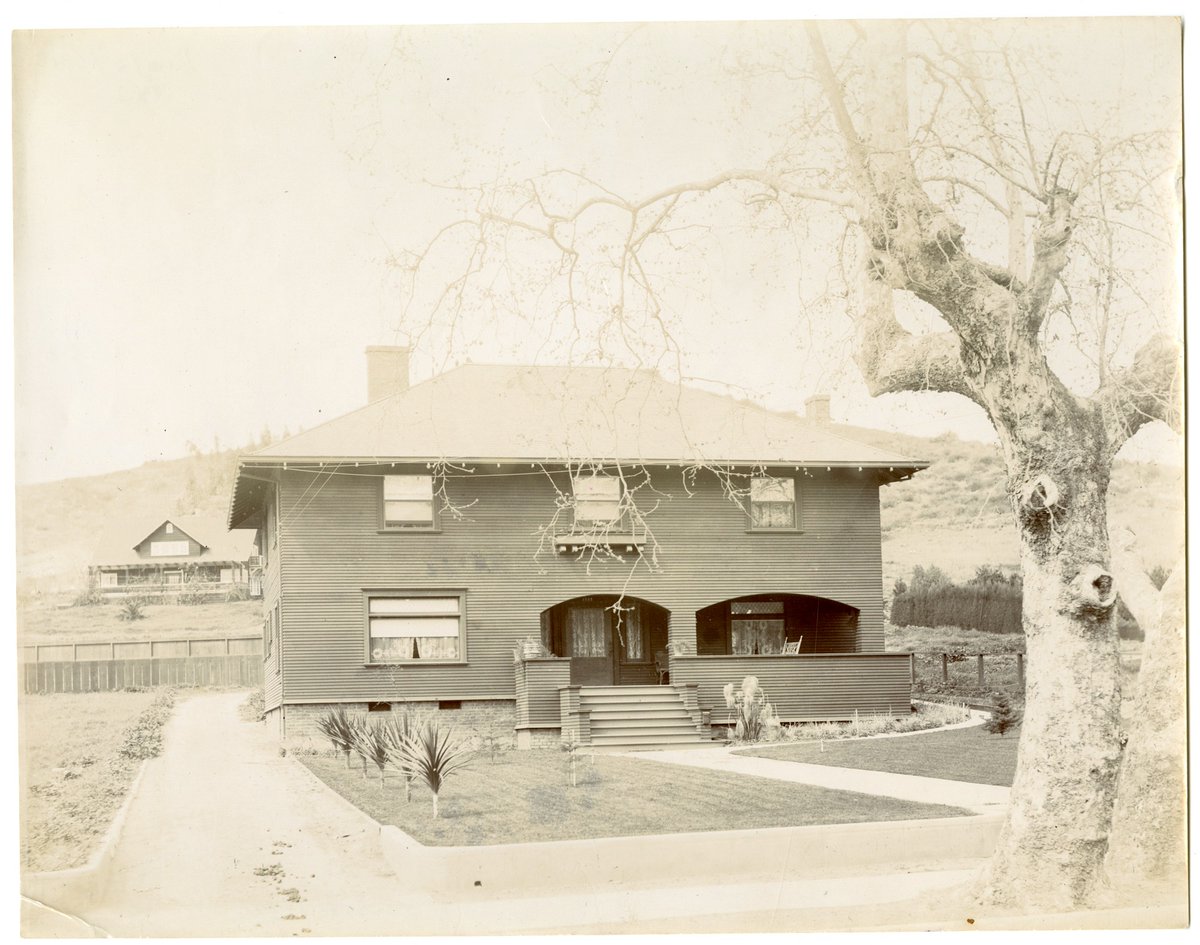 DorsetArchives's tweet photo. Here's today's mystery #DocumentOfTheDay! Do you recognise these #NorthAmerican houses? We don't know if they're all from the same neighbourhood or town... 🤔

These photos are part of an unidentified collection in the #UnlockingBankes archive!

#MysteryPhotos #ExploreYourArchive https://t.co/e3ophV6mQB