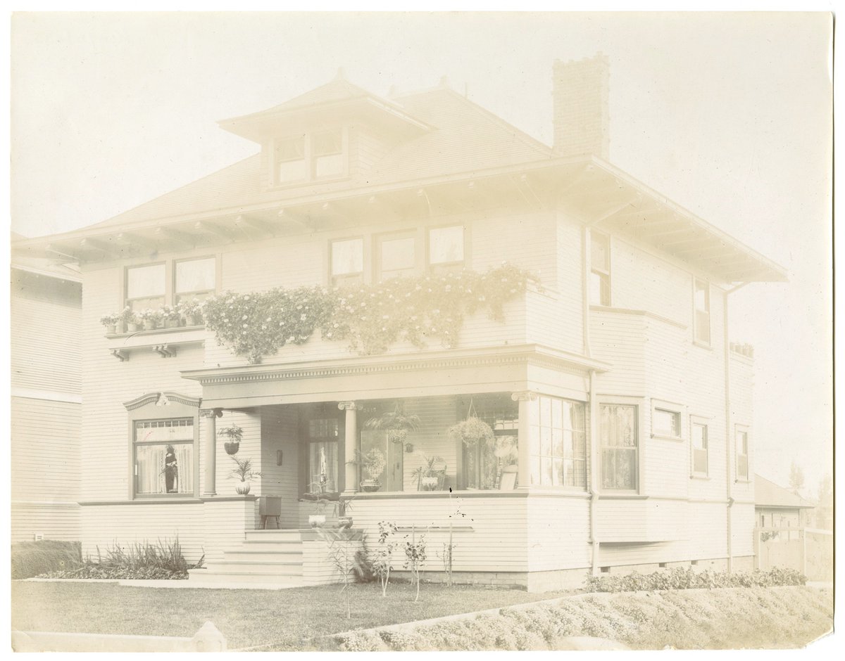 DorsetArchives's tweet photo. Here's today's mystery #DocumentOfTheDay! Do you recognise these #NorthAmerican houses? We don't know if they're all from the same neighbourhood or town... 🤔

These photos are part of an unidentified collection in the #UnlockingBankes archive!

#MysteryPhotos #ExploreYourArchive https://t.co/e3ophV6mQB