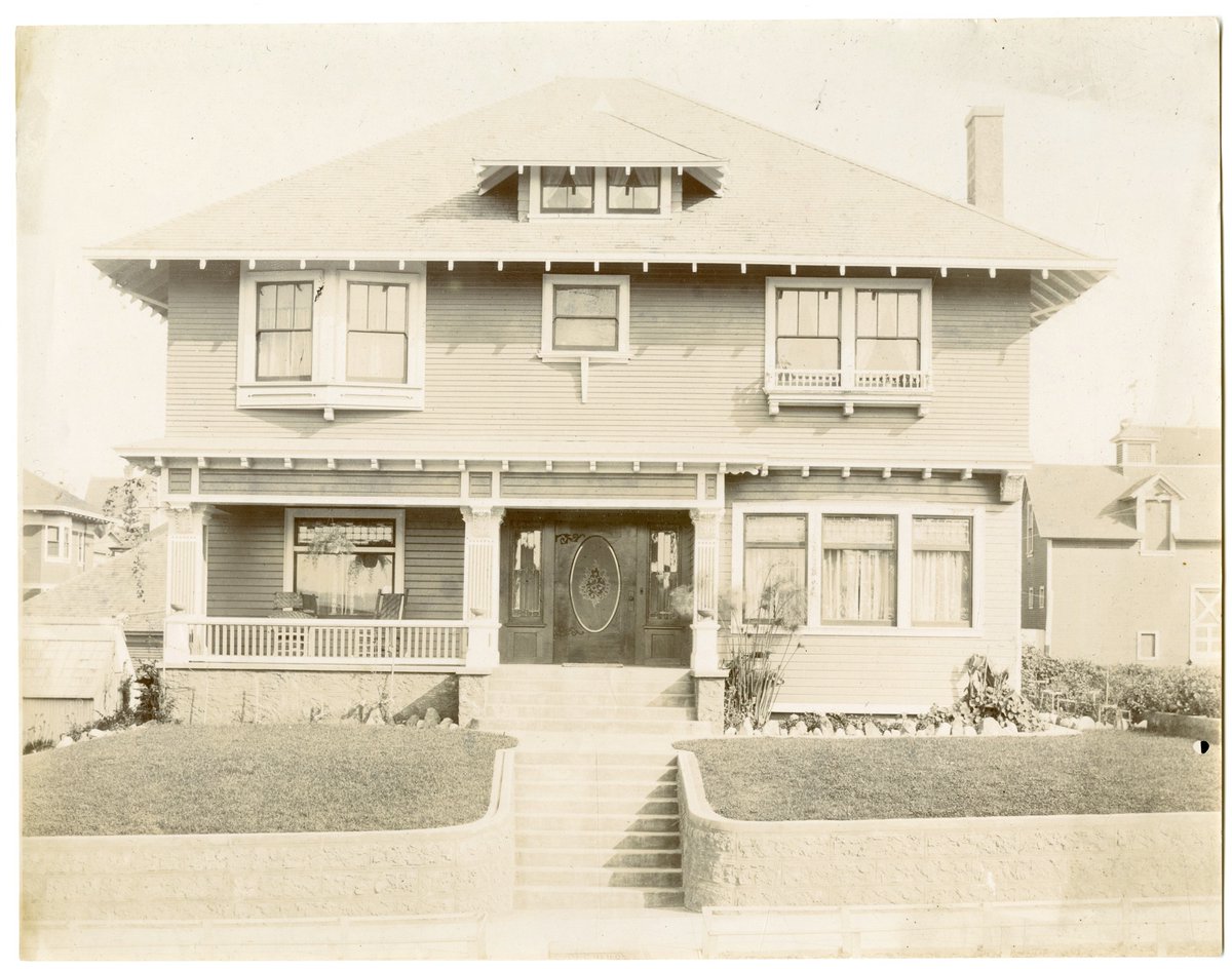 DorsetArchives's tweet photo. Here's today's mystery #DocumentOfTheDay! Do you recognise these #NorthAmerican houses? We don't know if they're all from the same neighbourhood or town... 🤔

These photos are part of an unidentified collection in the #UnlockingBankes archive!

#MysteryPhotos #ExploreYourArchive https://t.co/e3ophV6mQB