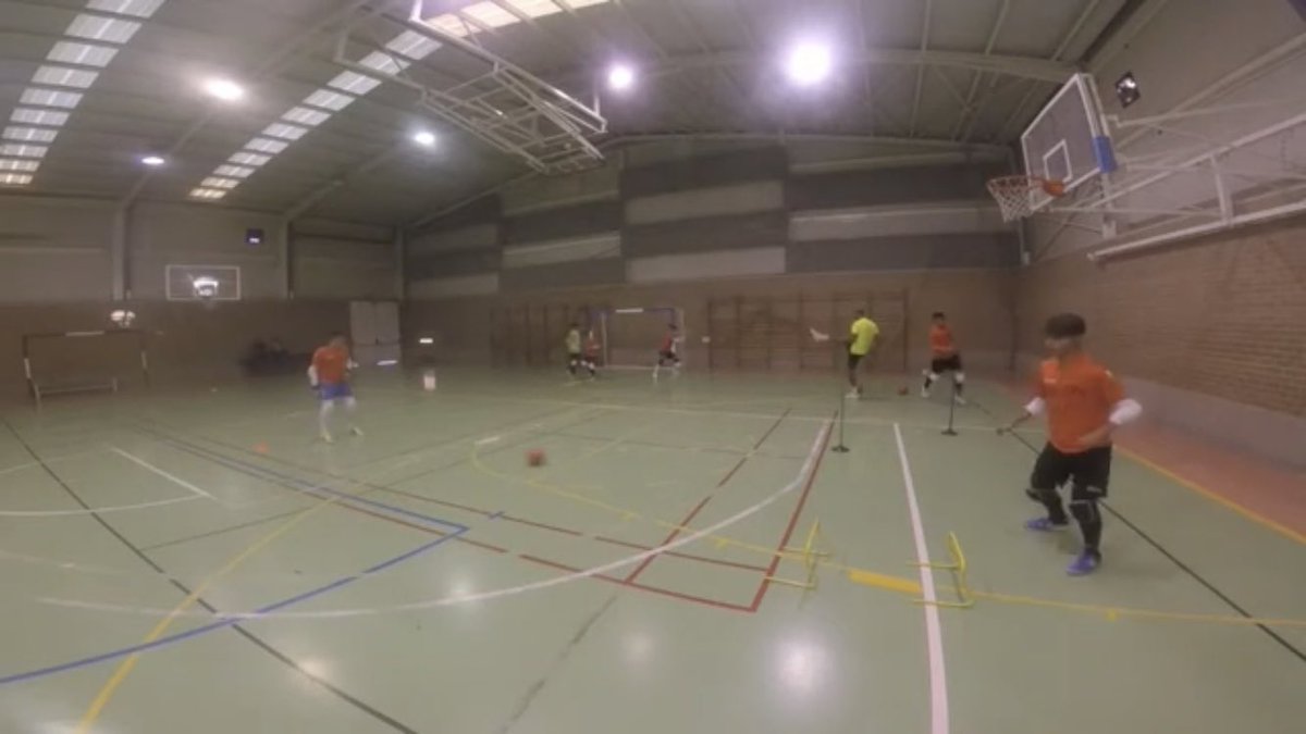 CIRCUITO PORTEROS: Coordinación, parada, desplazamiento, vel.reacción, blocaje/despeje, pase con pie...

youtu.be/6Lap8PvW87I