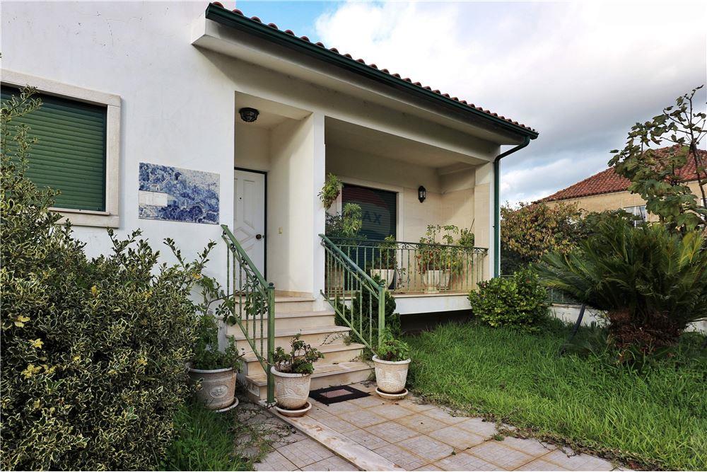 LisaBPortugal's tweet photo. 4 bedroom detached house suitable for one or two families,  with a patio and two spacious garages, in Lousã, central Portugal
🔵 € 160 000 #saleproperty
https://t.co/zinE4aKjSF 🏠🎈

#buyingahome
#comprarcasa
#liveinportugal
#remaxportugal
#propertyfinder
#realestateinvesting https://t.co/n20J8WatRo
