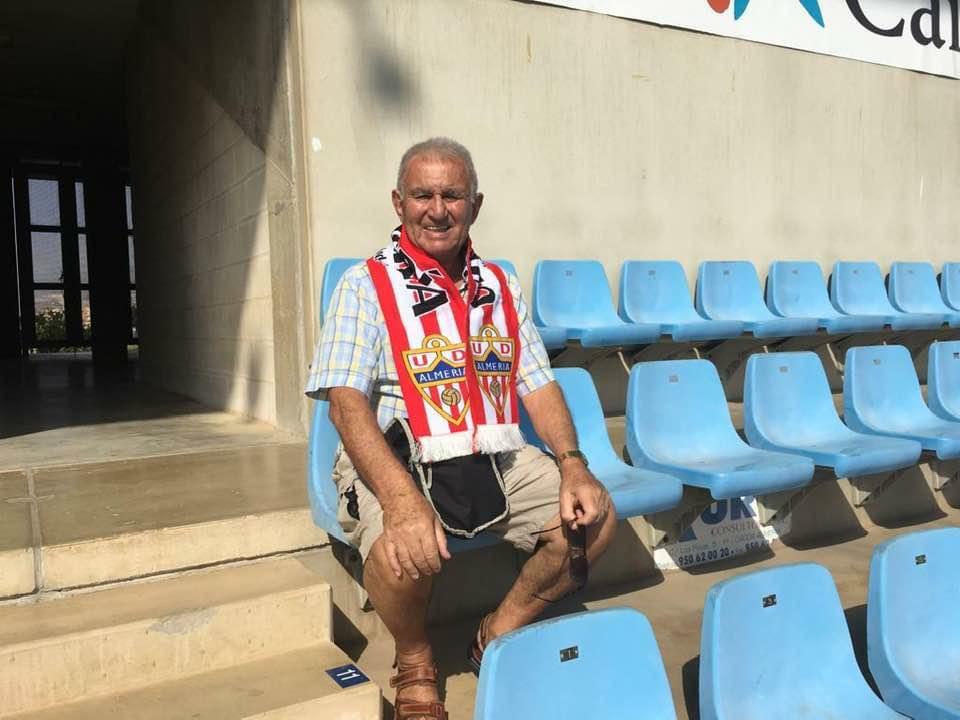 Nos llegan estas bonitas fotos de padres e hijos compartiendo esta pasión 😍

Y una imagen de John, un aficionado Rojiblanco de Braintree (Inglaterra) 😁 disfrutando una de esas tardes en el Mediterráneo que tanto echamos de menos 🏟

¡Volveremos a disfrutarlas! ☀️