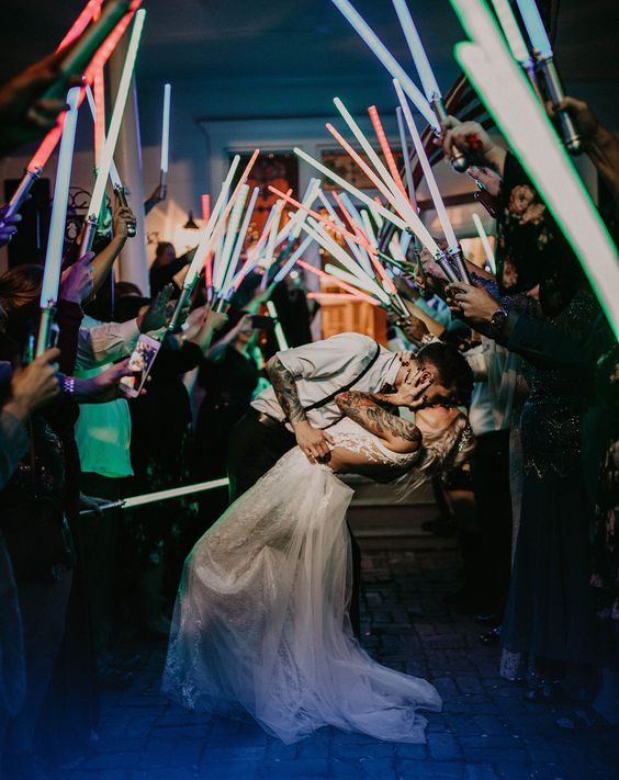Bodas inspiradas en #StarWars... oye ¿y por qué no?
〰️Descubre todas estas ideas y haz Click en el link! bit.ly/2W33INy

📸 Vía Pinterest.

#bodasstarwars #bodas2020 #bodas2021 #wedding #weddingday #diab #planb #blogbodas #bodasconestilo
