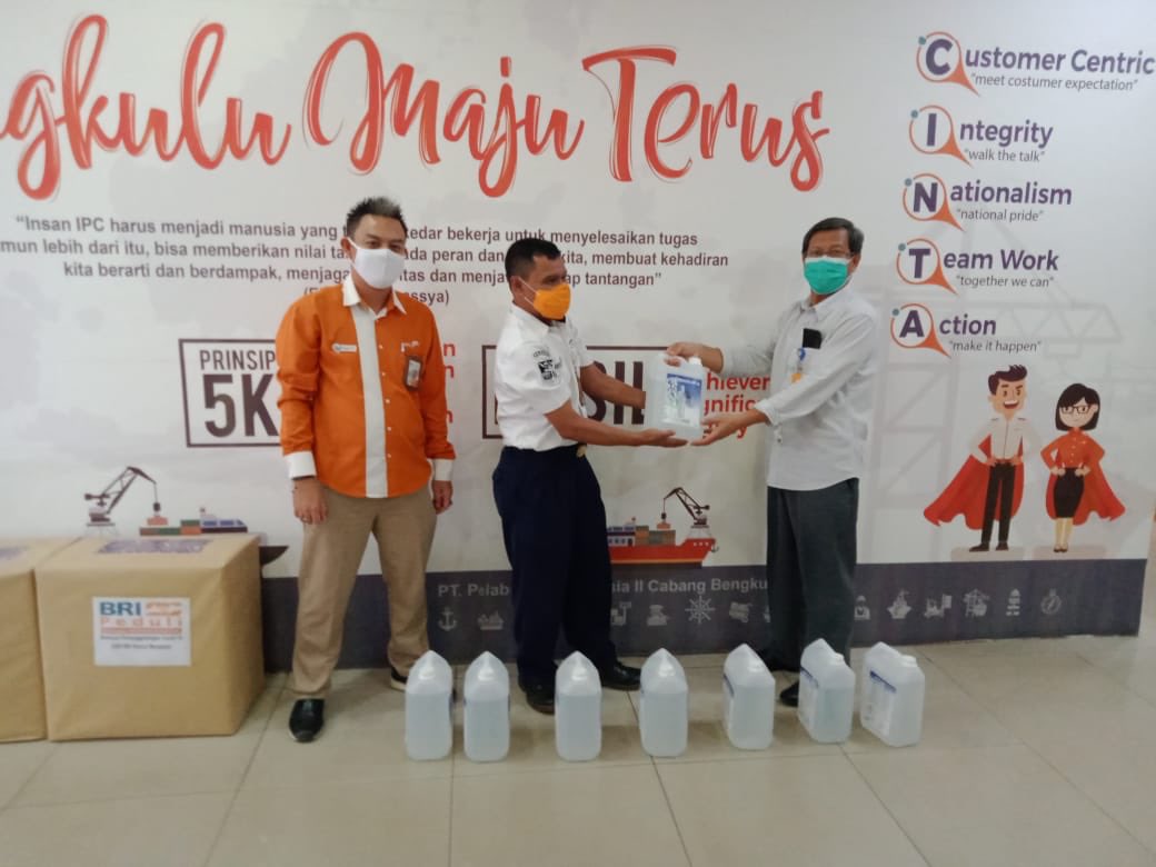 indonesiaport's tweet photo. wujud kepedulian thd pulau terluar Bengkulu dlm melawan penyebaran Covid-19, Satgas BUMN Tanggap bncana Nasional Prov Bengkulu menyalurkan bantuan untuk RS Bergerak,Puskesmas di Pulau Enggano&amp; KM Penumpang Pulau Telo yg melayani angkutan perintis ke Pulau Enggano
#IPCLawanCorona https://t.co/Z0FcFsifvs
