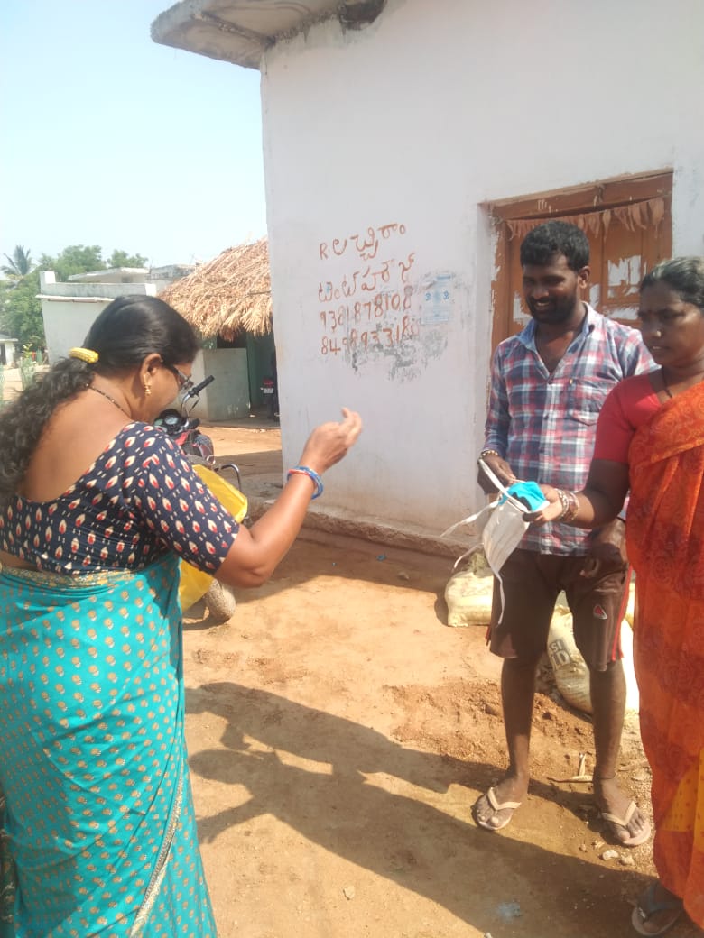 ICDS_Devarkonda's tweet photo. #కిందిశేశాయికుంటAWC
#దేవరకొ���డప్రాజెక్ట్
#నల్గొండ
#ఒకమాస్కుఒక్కరికొసమే
AWT  స్వంత ఖర్చులతో మాస్క్ లు కుట్టి పంపిణీ చేశారు https://t.co/PyrtT09CZs