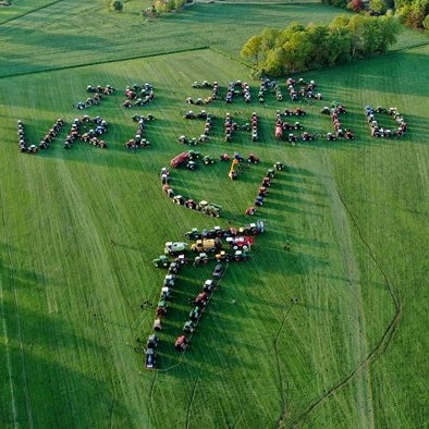 #boeren brengen ode aan 75 jaar vrijheid
🧑‍🌾🚜
Ruim 200 trekkers vormden op initiatief van Farmers Defence Force en de boerenactiegroep Voll Gass een zogenoemde 'Mega-Trekkers-Display' in een weiland bij Mariënvelde. Boer-zijn is 'n vrij beroep om te koesteren!

#bevrijdingsdag 🇳🇱
