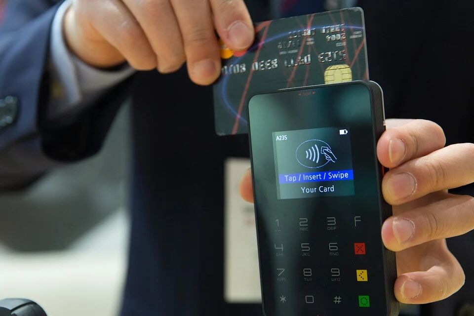 deballltd's tweet image. From 1 April the spending limit for #ContactlessCard payments rose from £30 to £45. Read more here: deball.co.uk/news/latest-ne…
